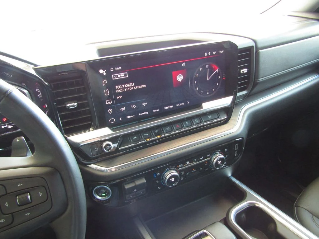 Used 2024 White GMC SLT image 35