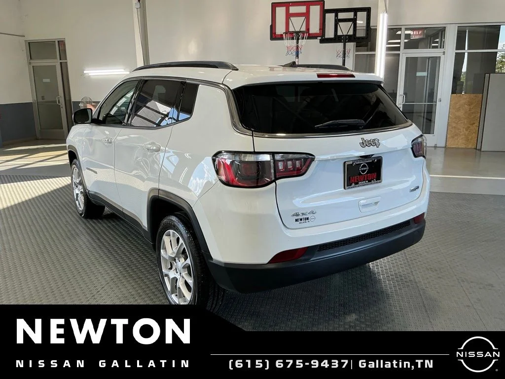 Used 2022 Bright White Clearcoat Jeep Latitude Lux image 22