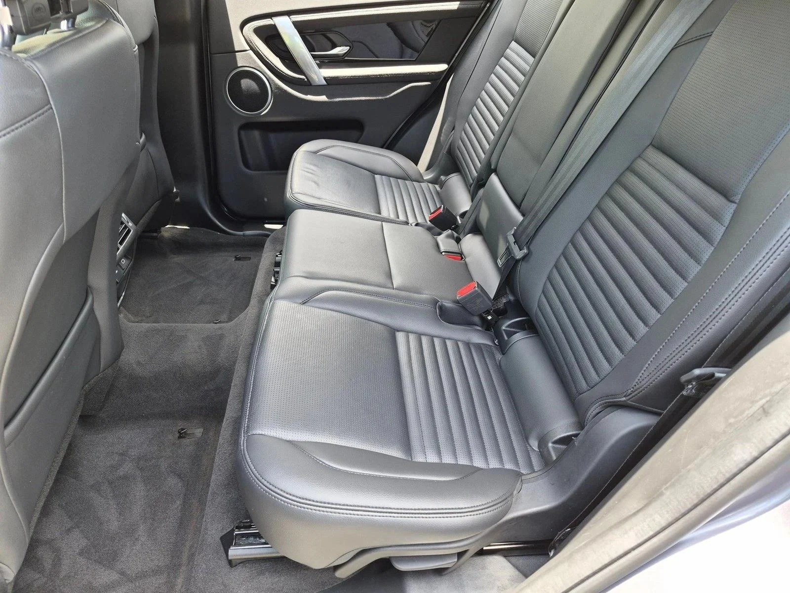 Used 2023 Grey Land Rover S image 19