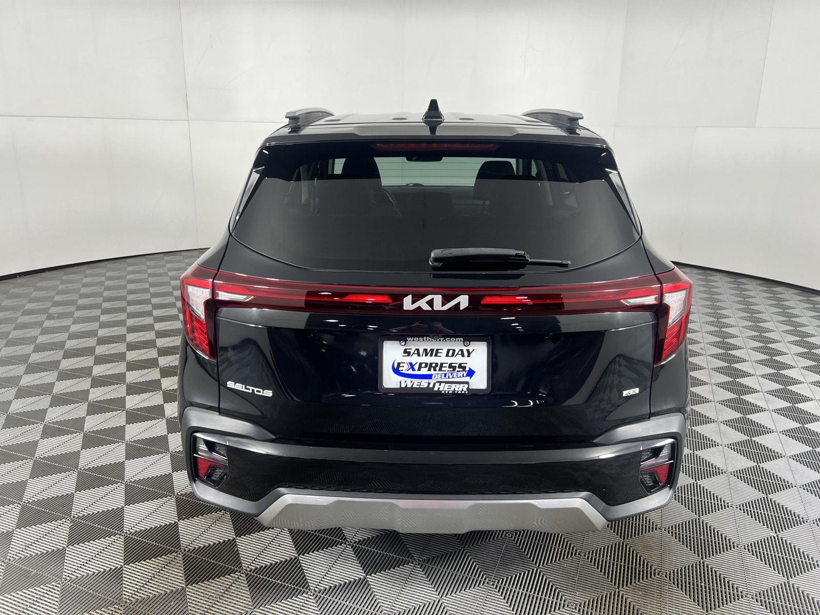 Used 2024 Fusion Black Kia SX image 7