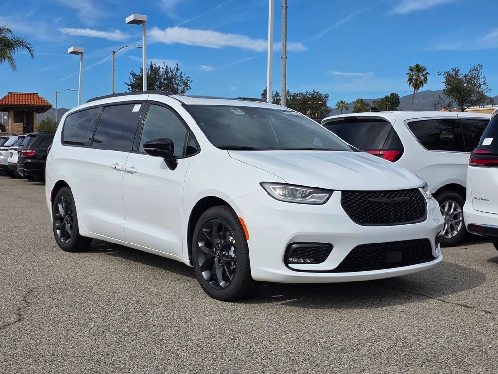 2026 Chrysler Pacifica Limited's photo