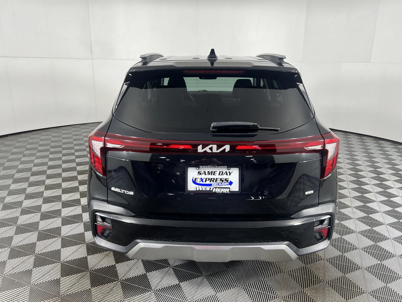 Used 2024 Fusion Black Kia SX image 7