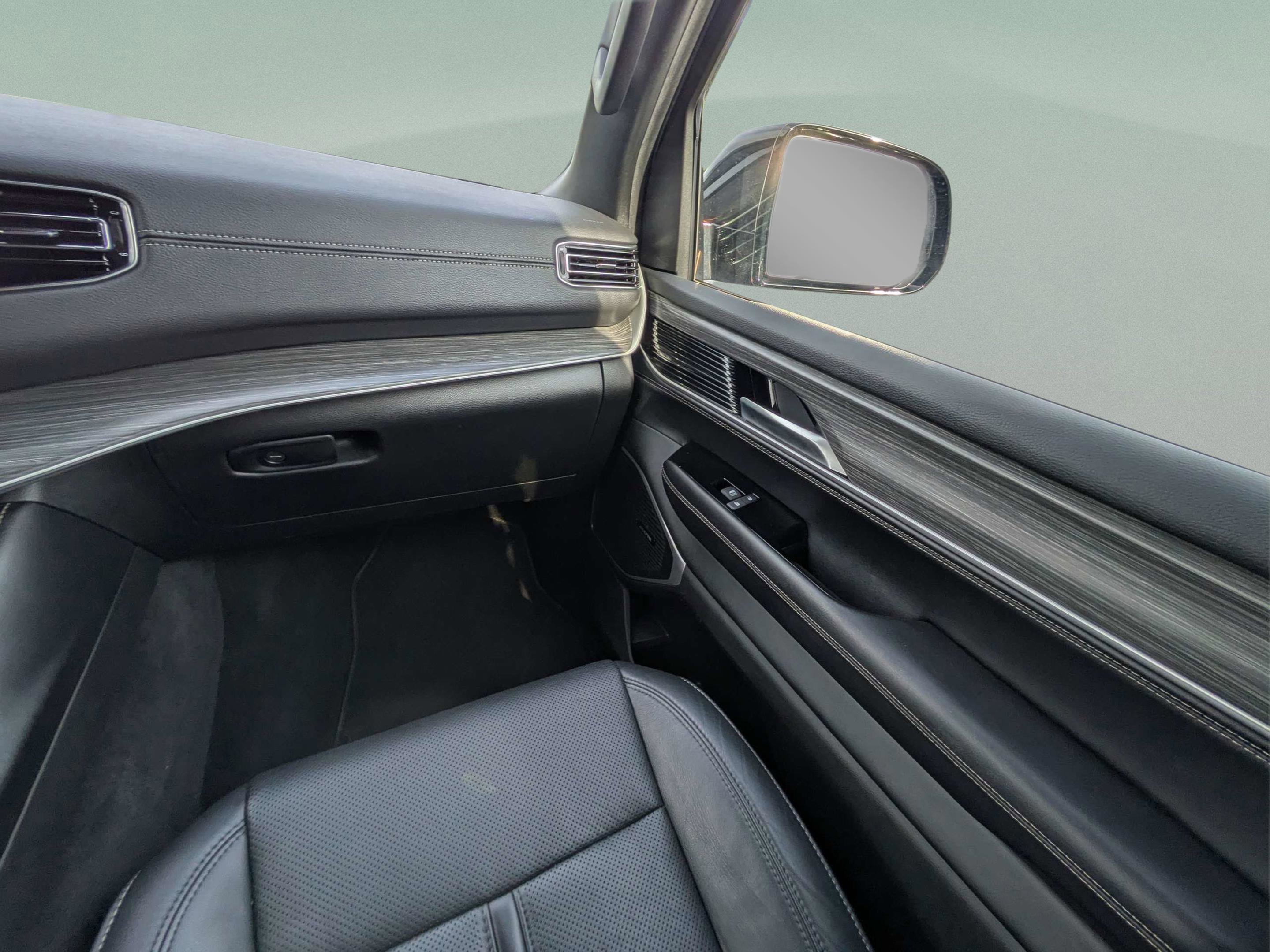 Used 2024 Diamond Black Crystal Pearlcoat Jeep Series III image 15