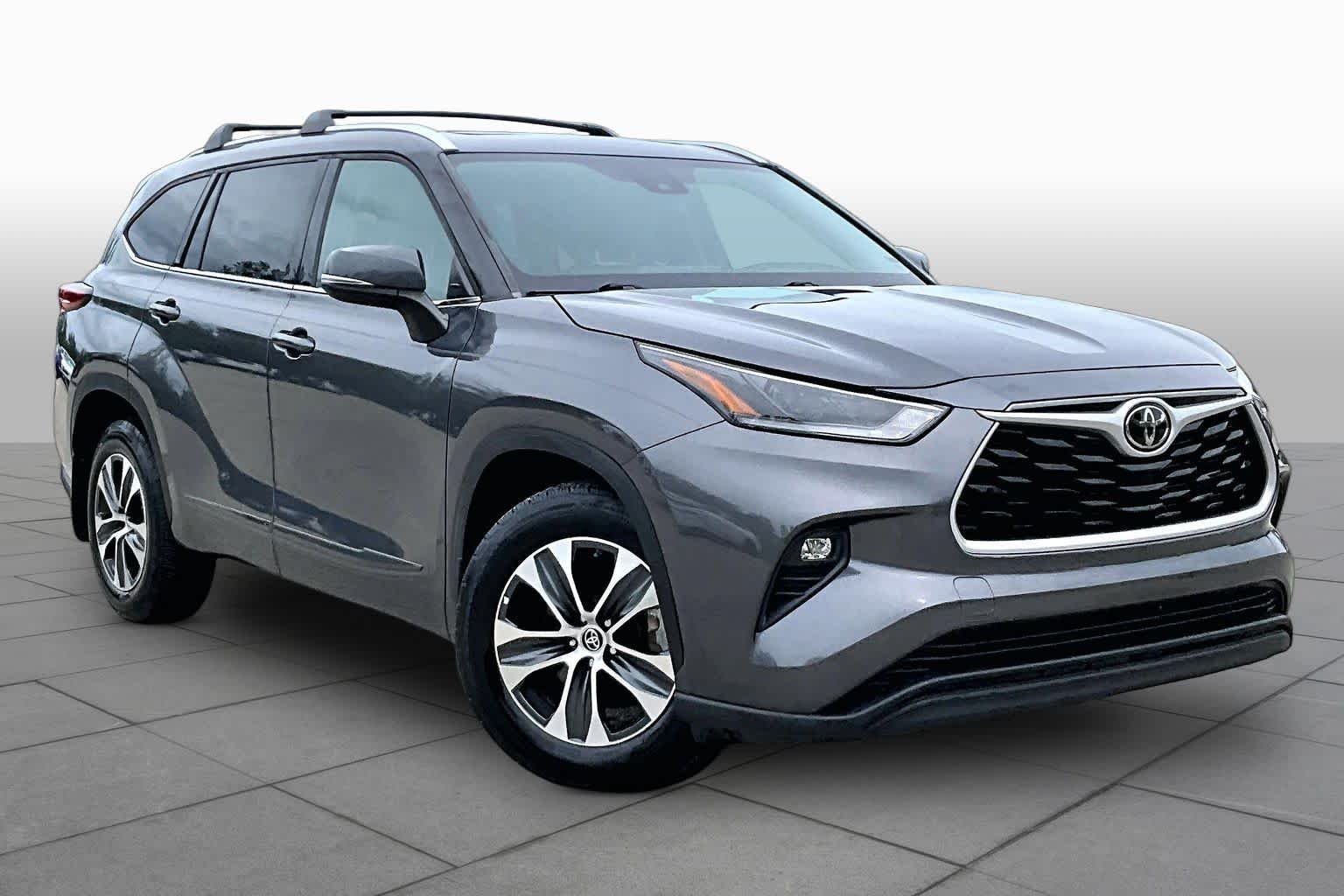 Used 2021 Magnetic Gray Metallic Toyota XLE image 3