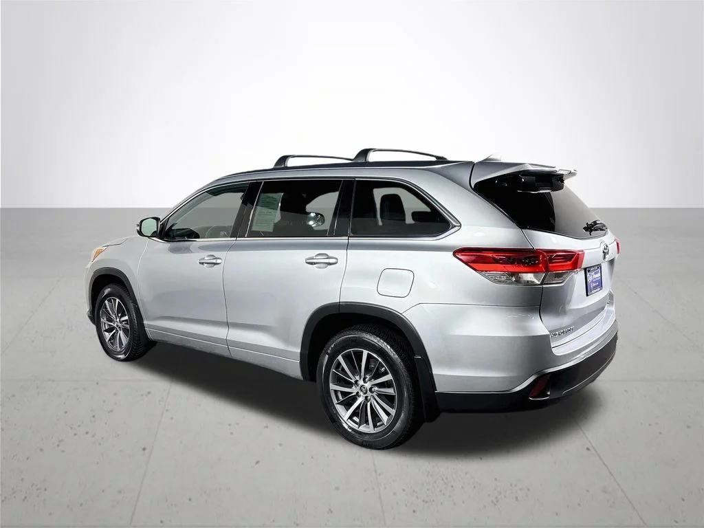 Used 2018 Silver Toyota XLE image 8