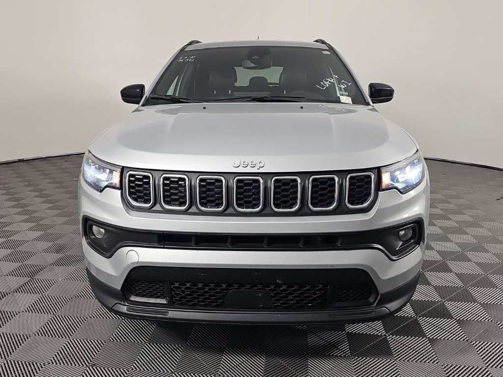 Used 2024 Silver Jeep Latitude image 3