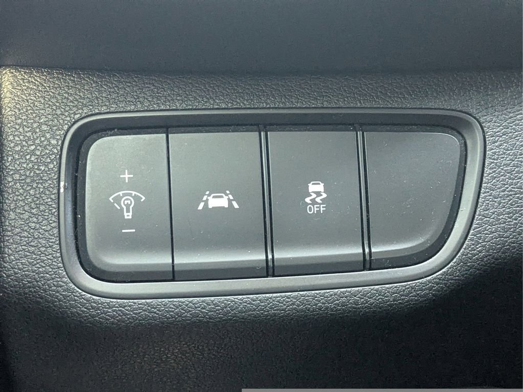 Used 2020 Green Hyundai SE image 20