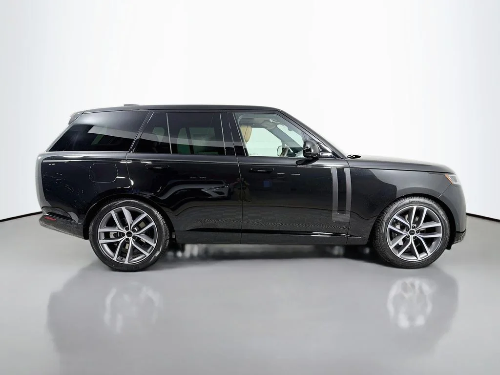 New 2026 Santorini Black Land Rover SE image 4
