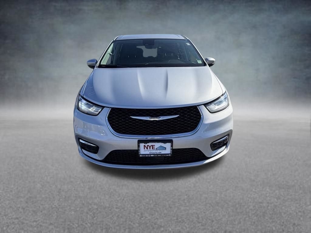 Used 2023 Silver Chrysler Touring L image 9