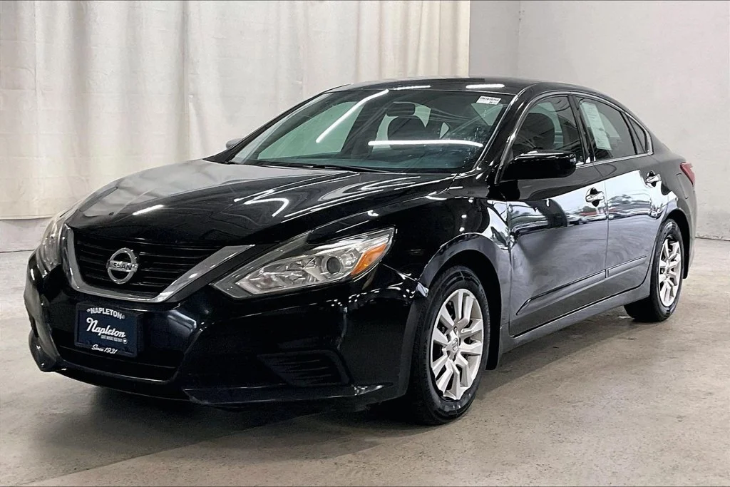 Used 2016 Black Nissan 2.5 S image 11