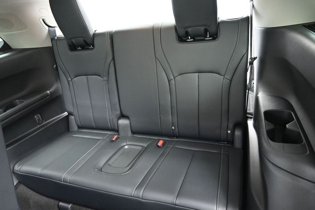 Used 2023 White INFINITI LUXE image 11