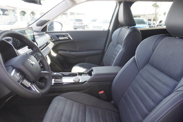 2025 Mitsubishi Outlander SE - Photo 18