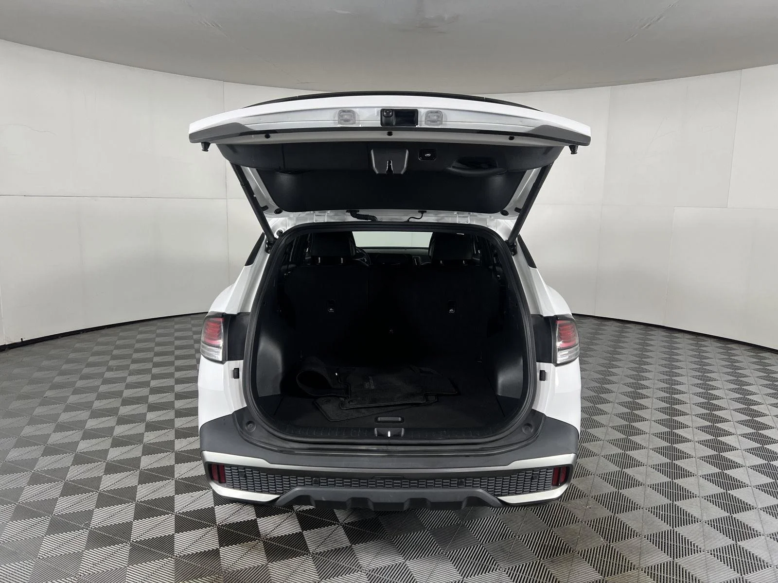 Used 2023 Glacial White Pearl Kia X-Line image 36