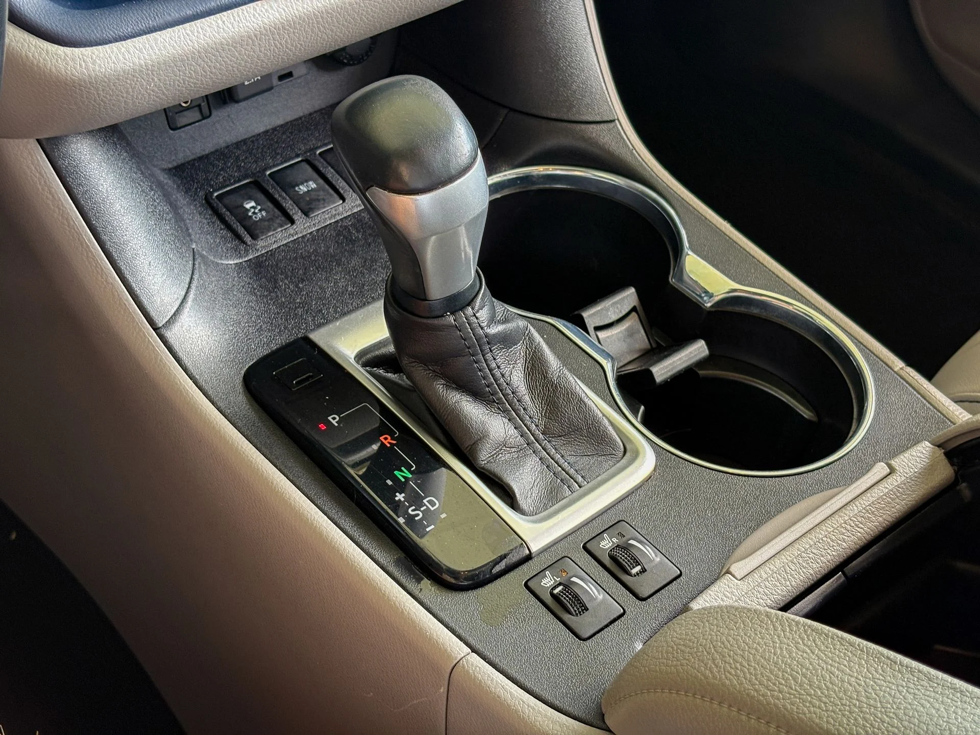 Used 2019 White Toyota XLE image 35