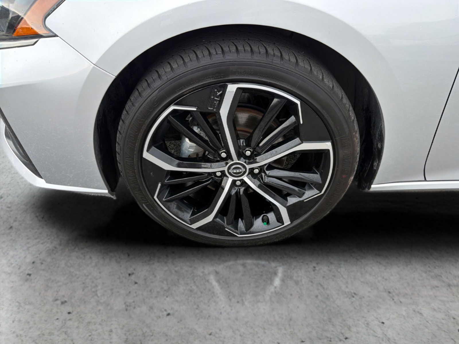 Used 2024 Silver Nissan 2.5 SR image 26