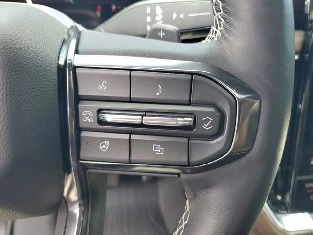 Used 2025 White Frost Tricoat GMC Denali Ultimate image 13