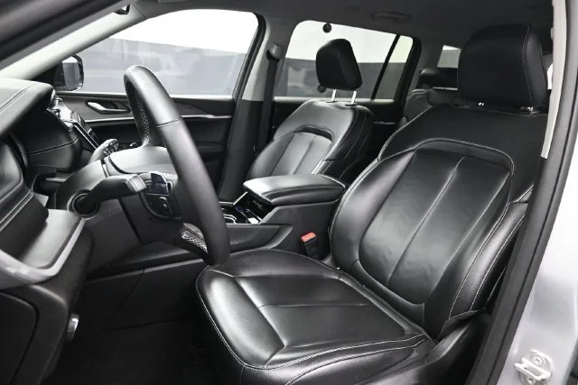 Used 2023 Silver Jeep Limited image 17