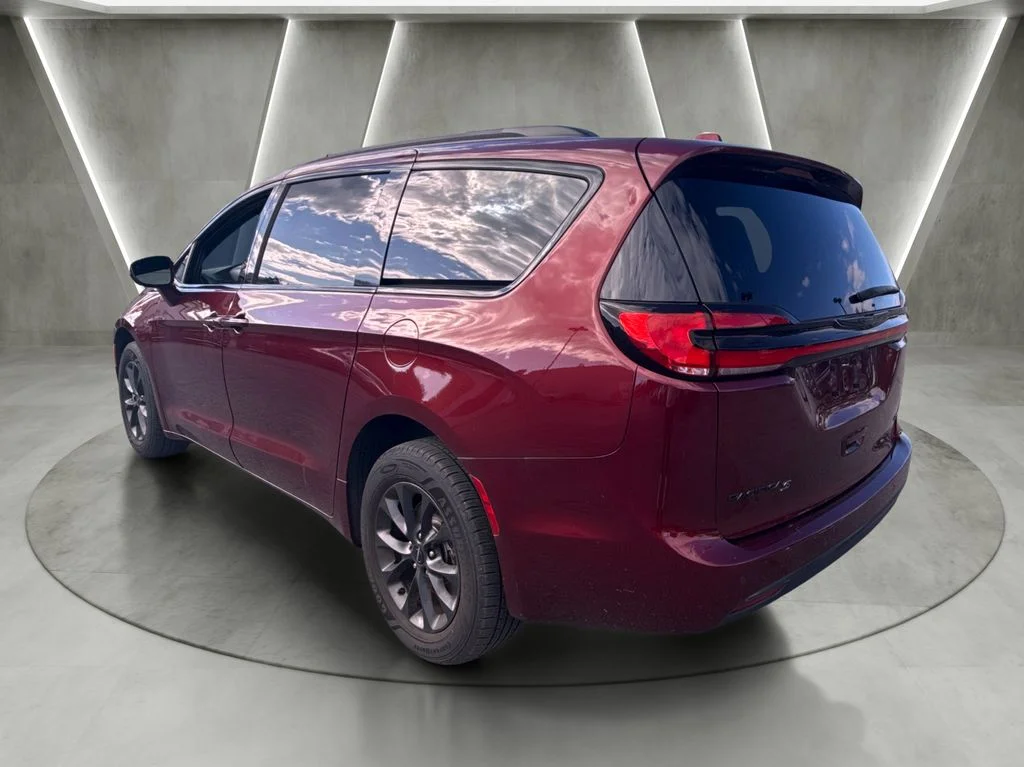 Used 2022 Red Chrysler Touring L image 5