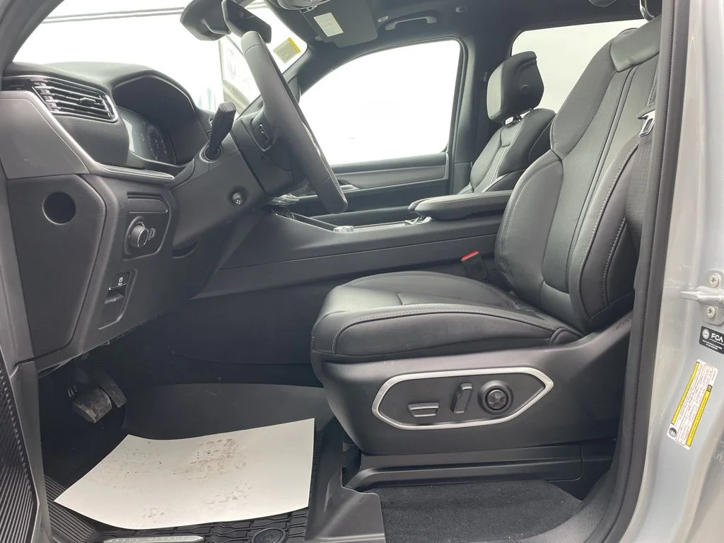 New 2026 Silver-Zynith Exterior Paint Jeep Limited Altitude image 29