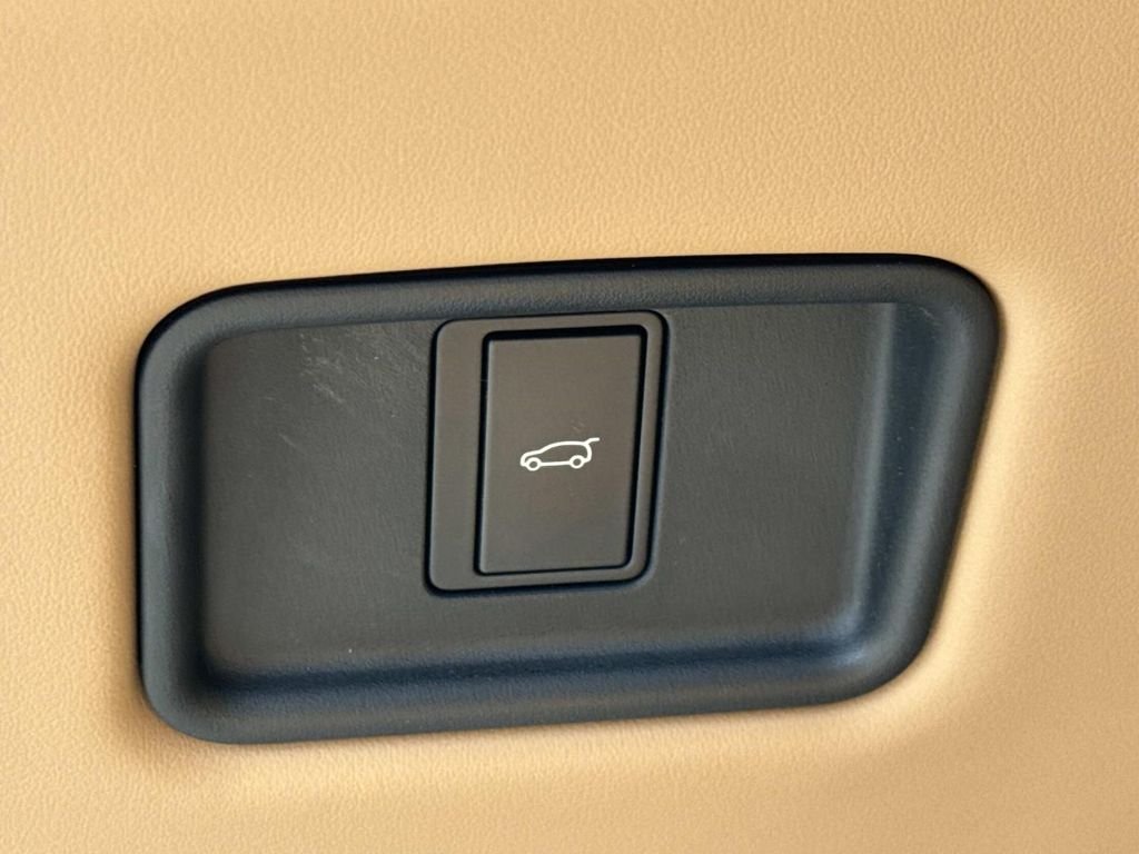 Used 2023 Blue Land Rover SE image 22