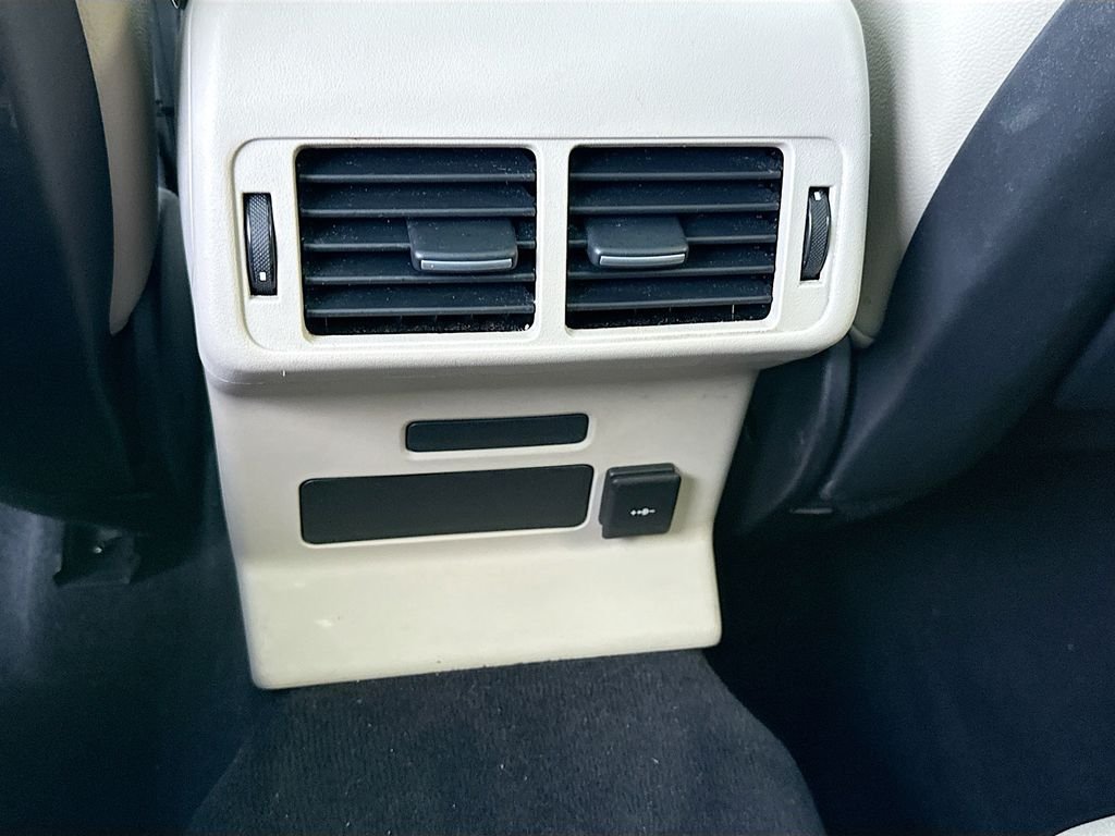 Used 2022 Fuji White Land Rover R-Dynamic S image 27