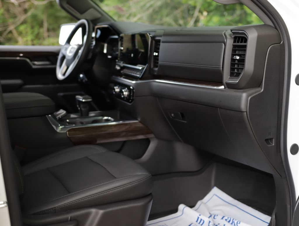 Used 2025 Summit White GMC Elevation image 31