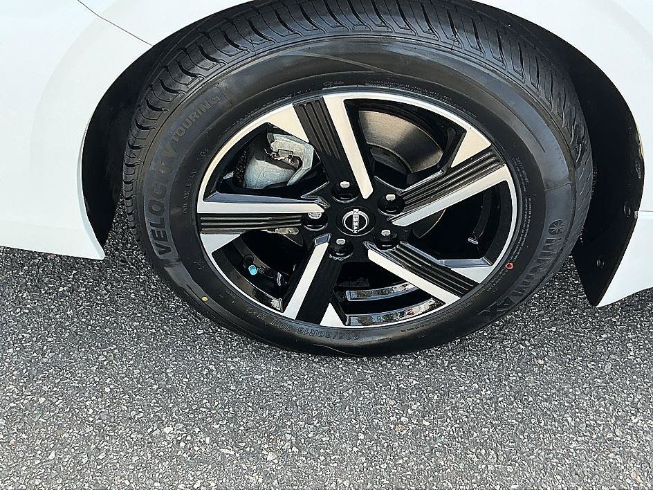 Certified Used 2024 Fresh Powder Nissan SV image 10