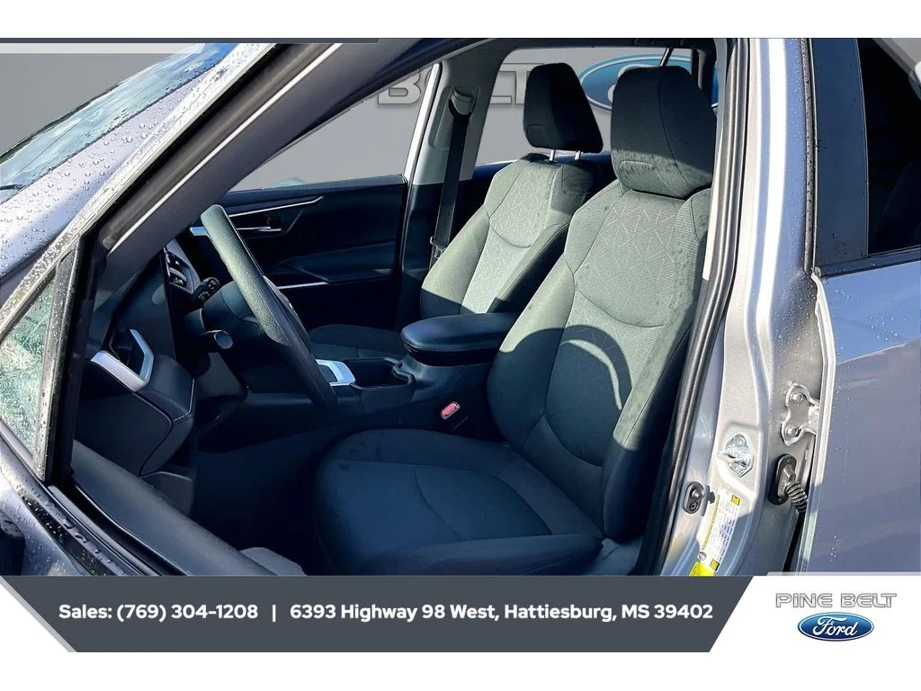 2024 Toyota RAV4 XLE - Photo 18