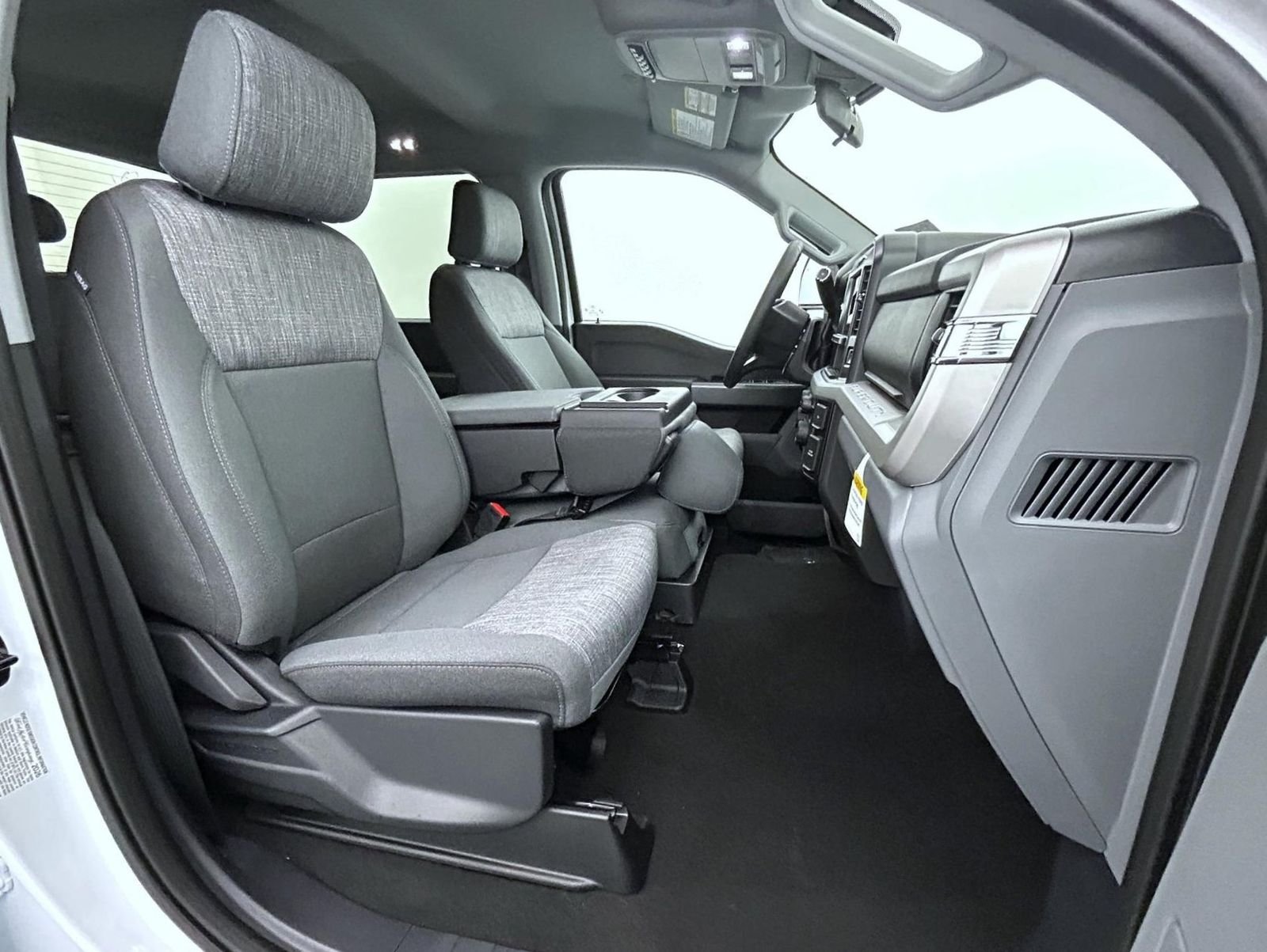 New 2026 Oxford White Ford XLT image 15