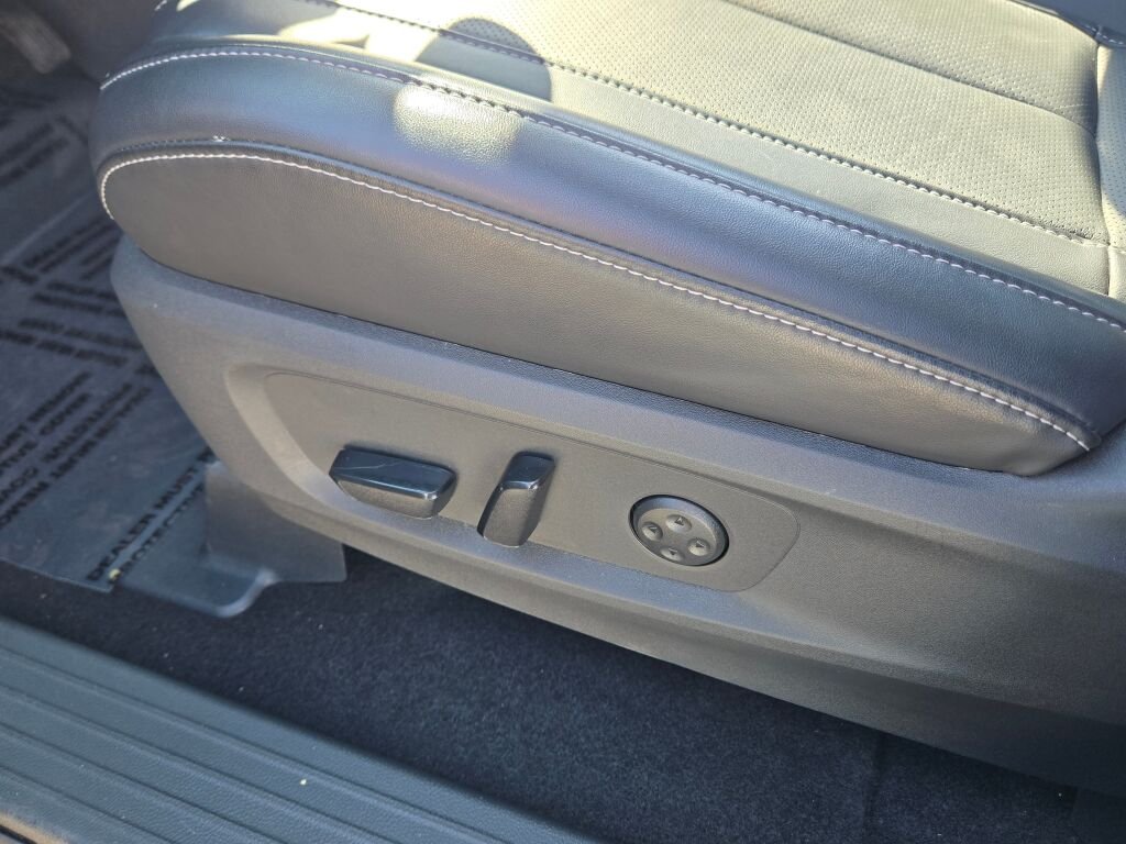 Used 2025 Gray INFINITI LUXE image 21