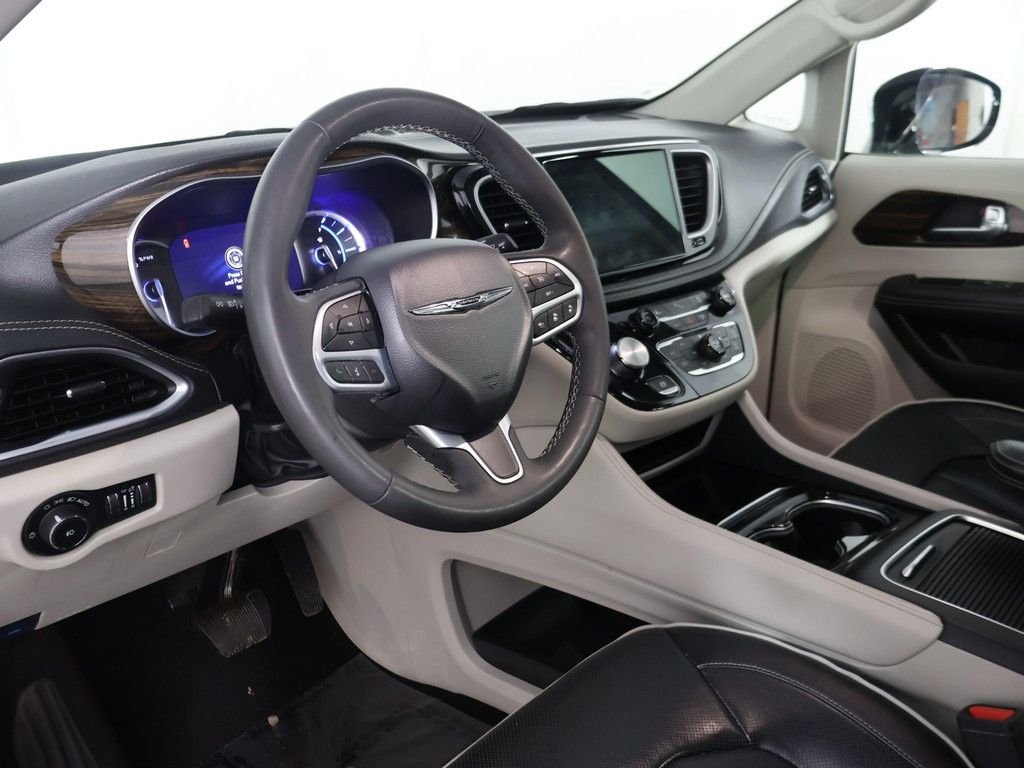 Used 2023 Black Chrysler Limited image 29