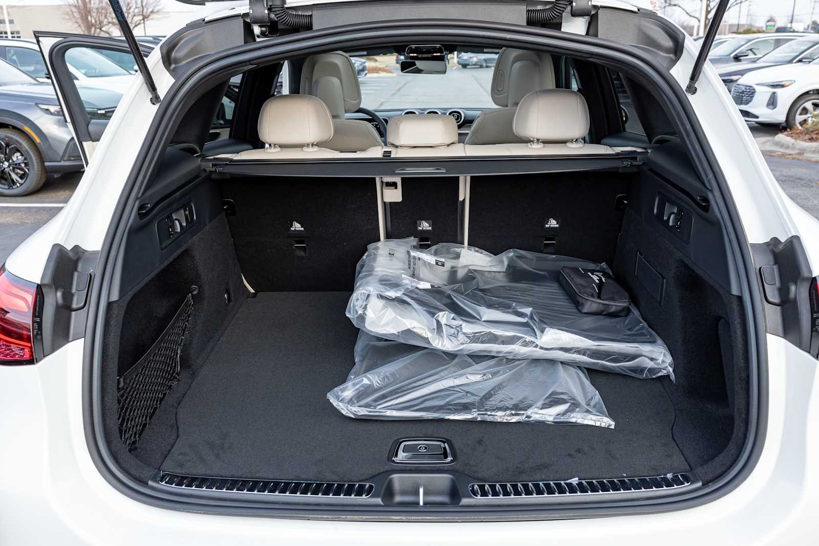 New 2026 Polar White Mercedes-Benz GLC 300 image 24