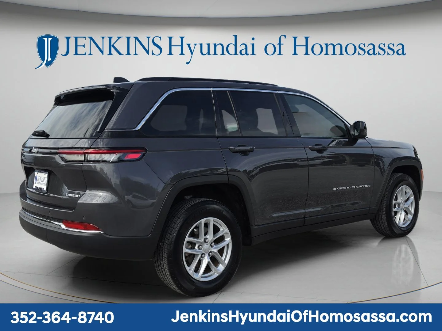 Used 2024 Gray Jeep Laredo X image 3