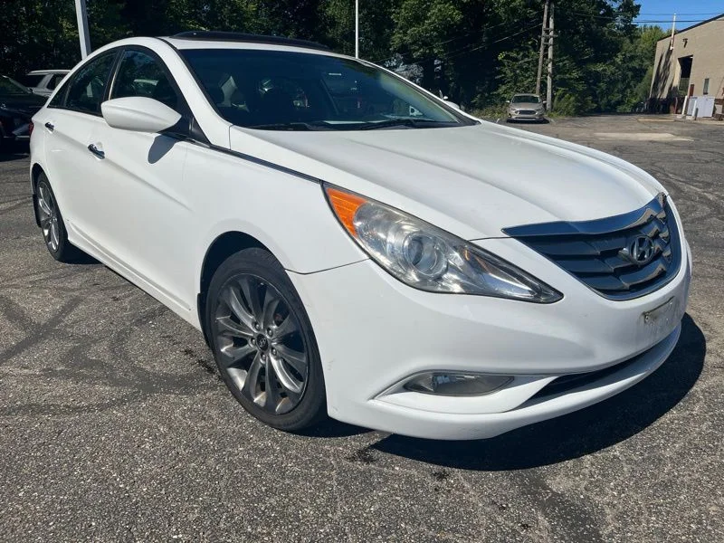 Used 2012 White Hyundai SE image 3
