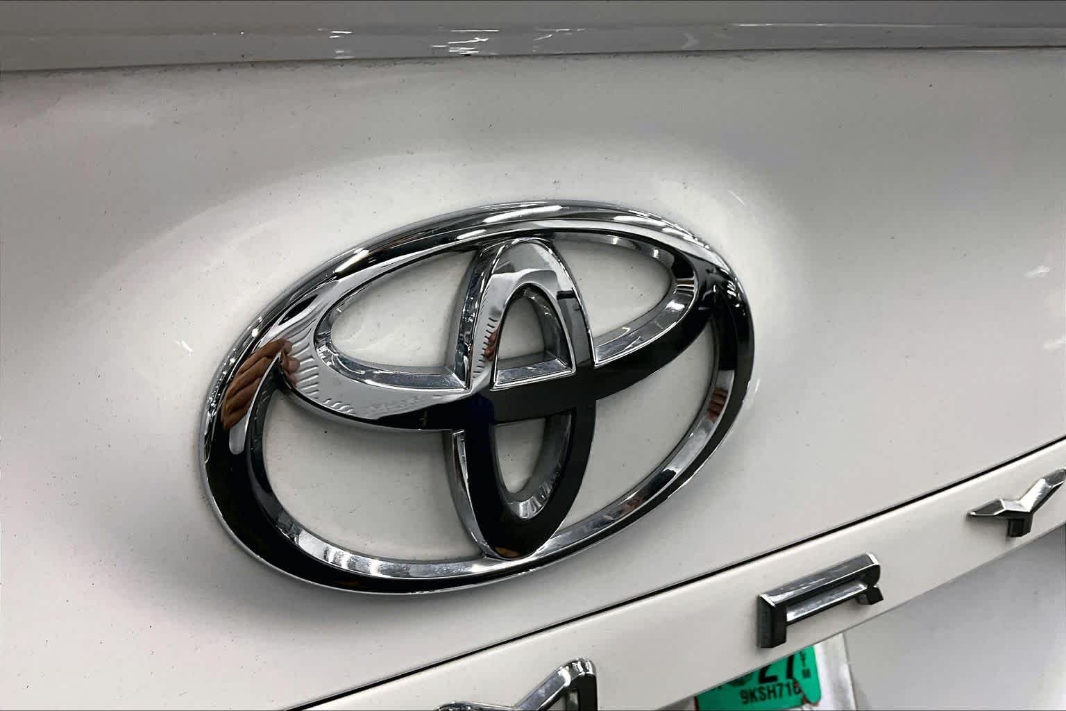 Used 2024 Ice Cap Toyota SE image 30