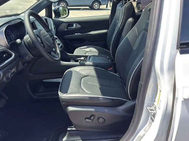 New 2027 White/off-white Chrysler Limited image 11