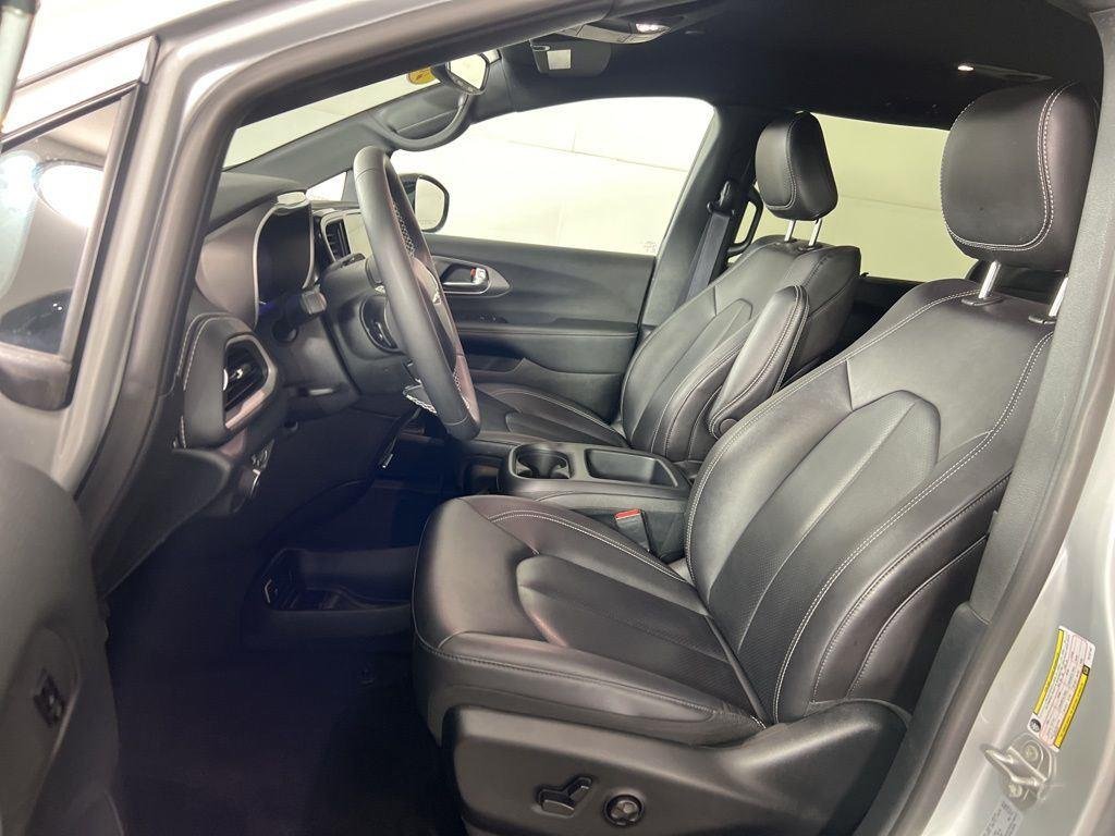 Used 2026 Silver Mist Clearcoat Chrysler Select image 17
