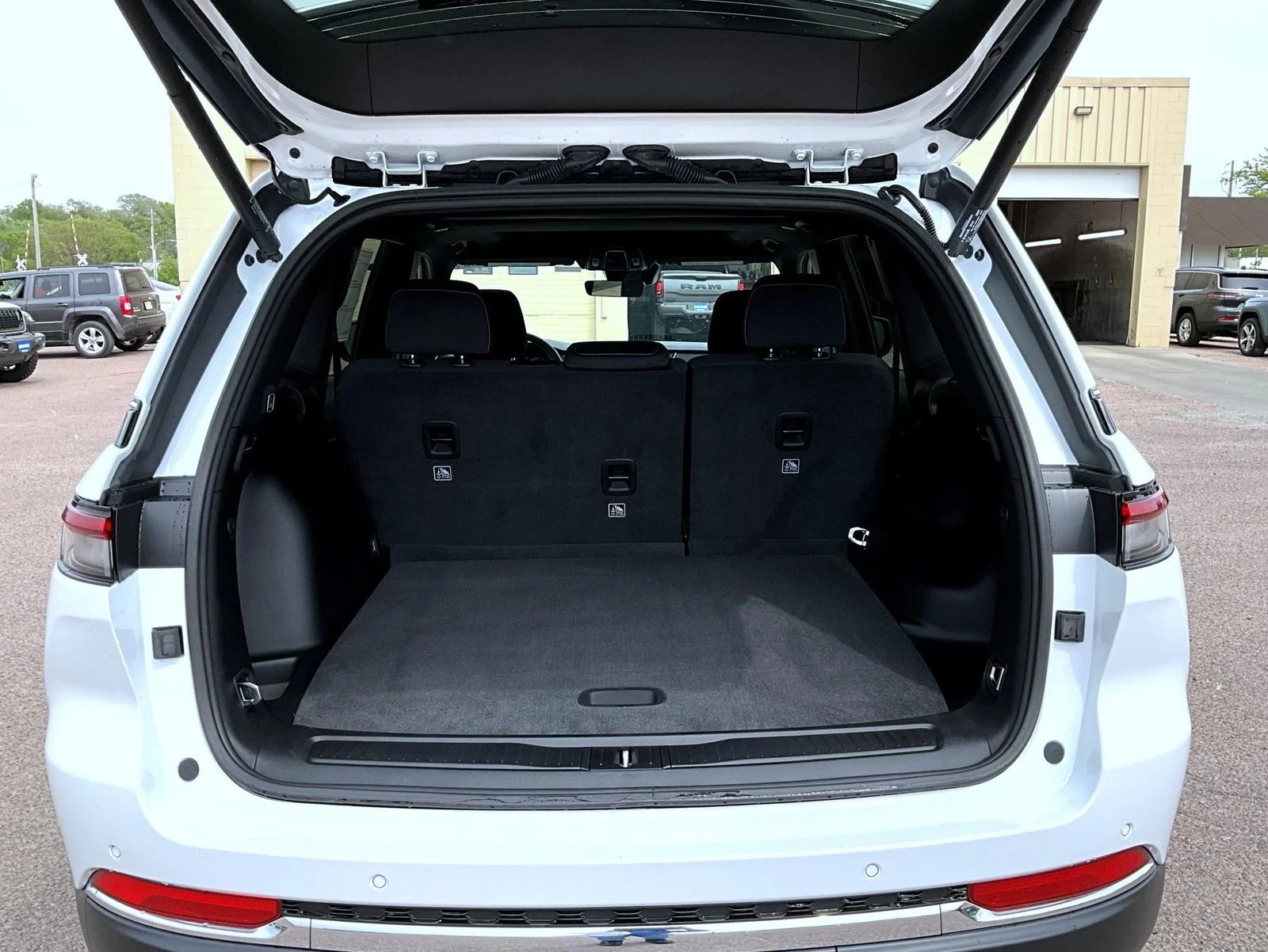 New 2026 White Jeep Laredo X image 9
