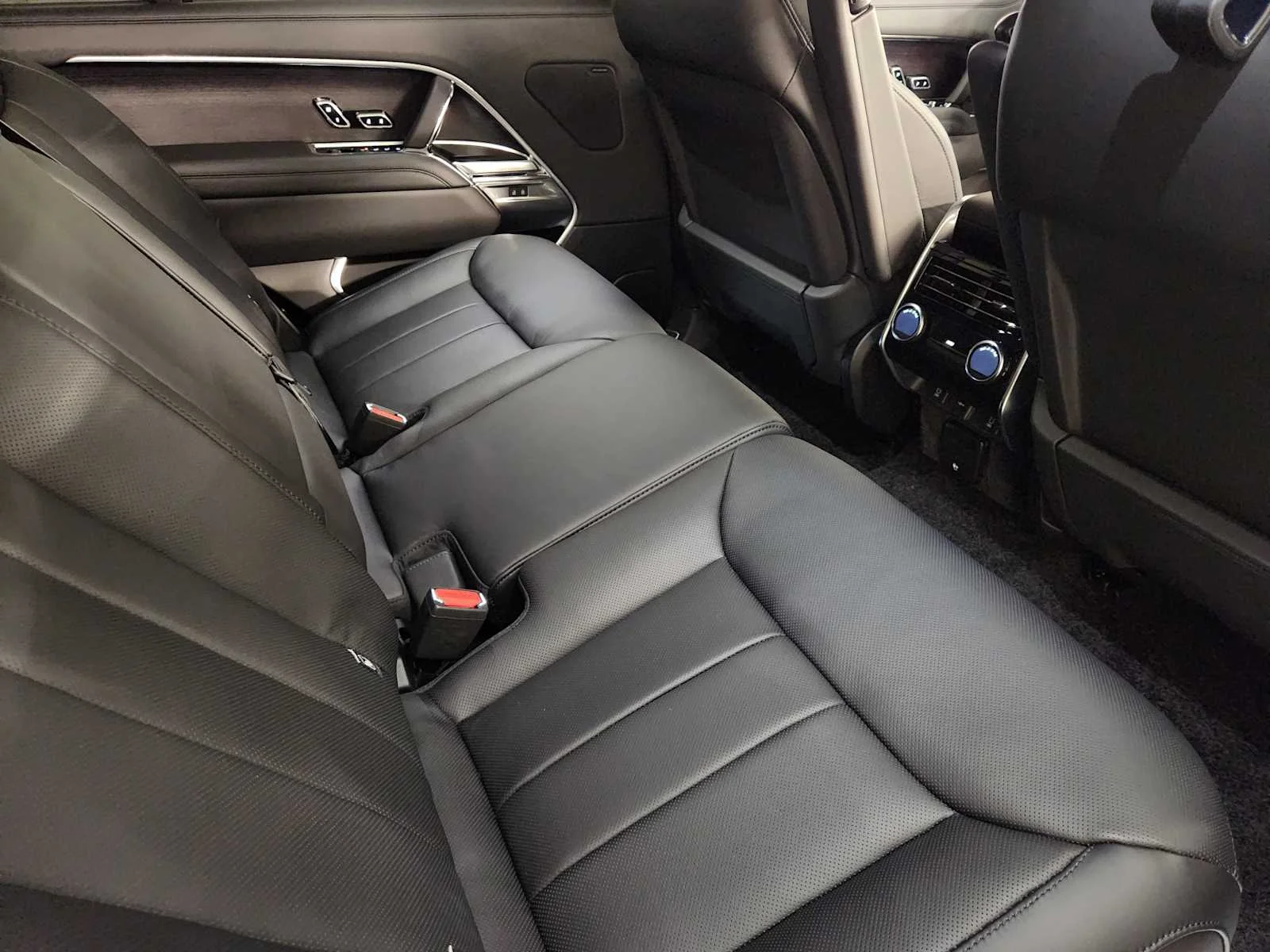 New 2026 Santorini Black Metallic Land Rover SE - P530 LWB 7 Seat image 51