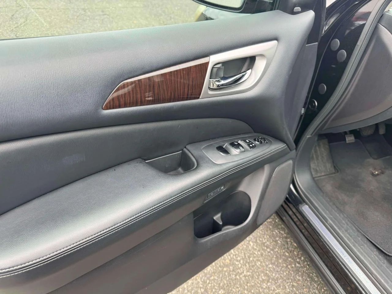 Used 2016 Magnetic Black Metallic Nissan SL image 18