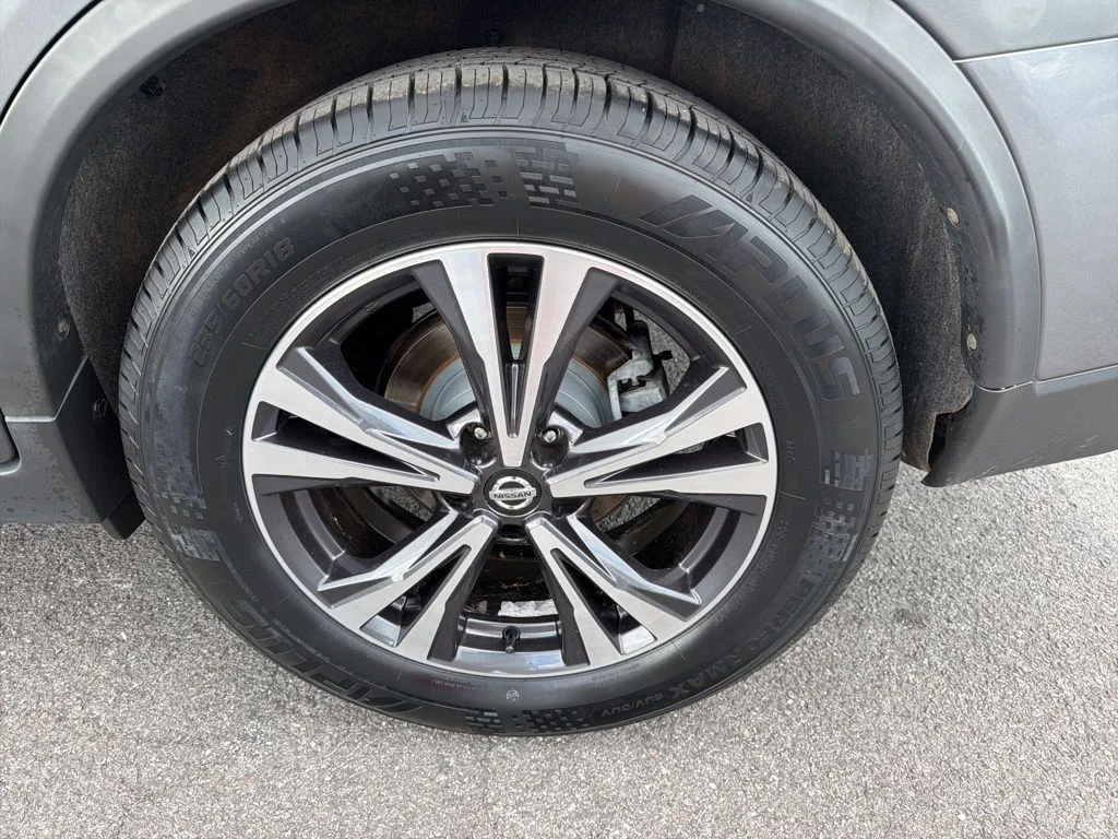 Used 2018 Gray Nissan SL image 11