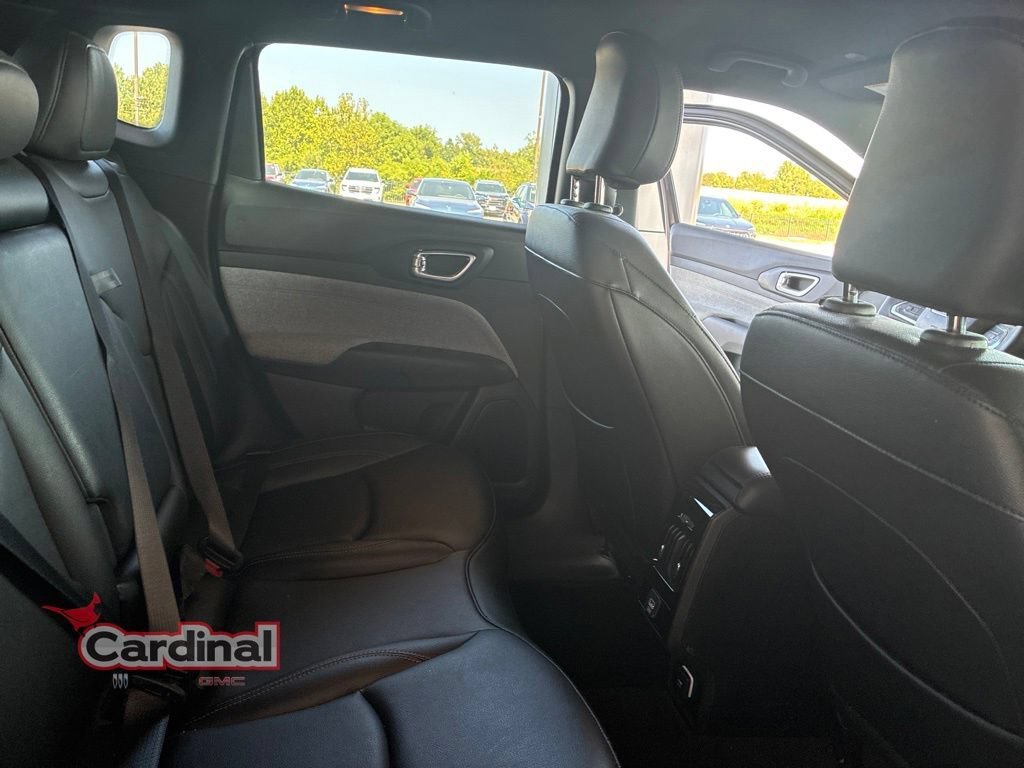 Used 2024 Gray Jeep Latitude Lux image 15
