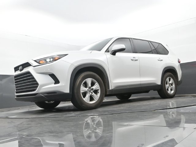 Used 2025 Wind Chill Pearl Toyota LE image 27
