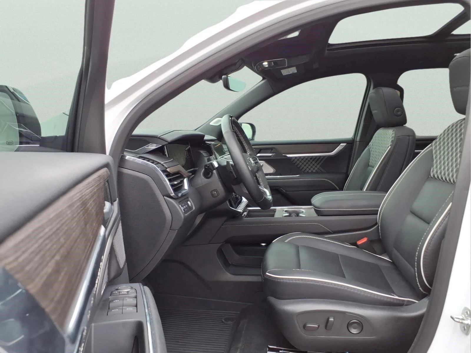 Used 2025 White Frost Tricoat GMC Denali image 19