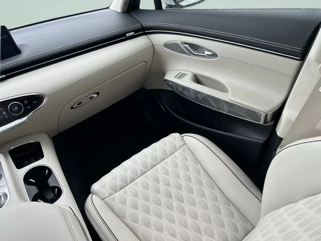Used 2025 White Genesis 3.5T Sport image 21