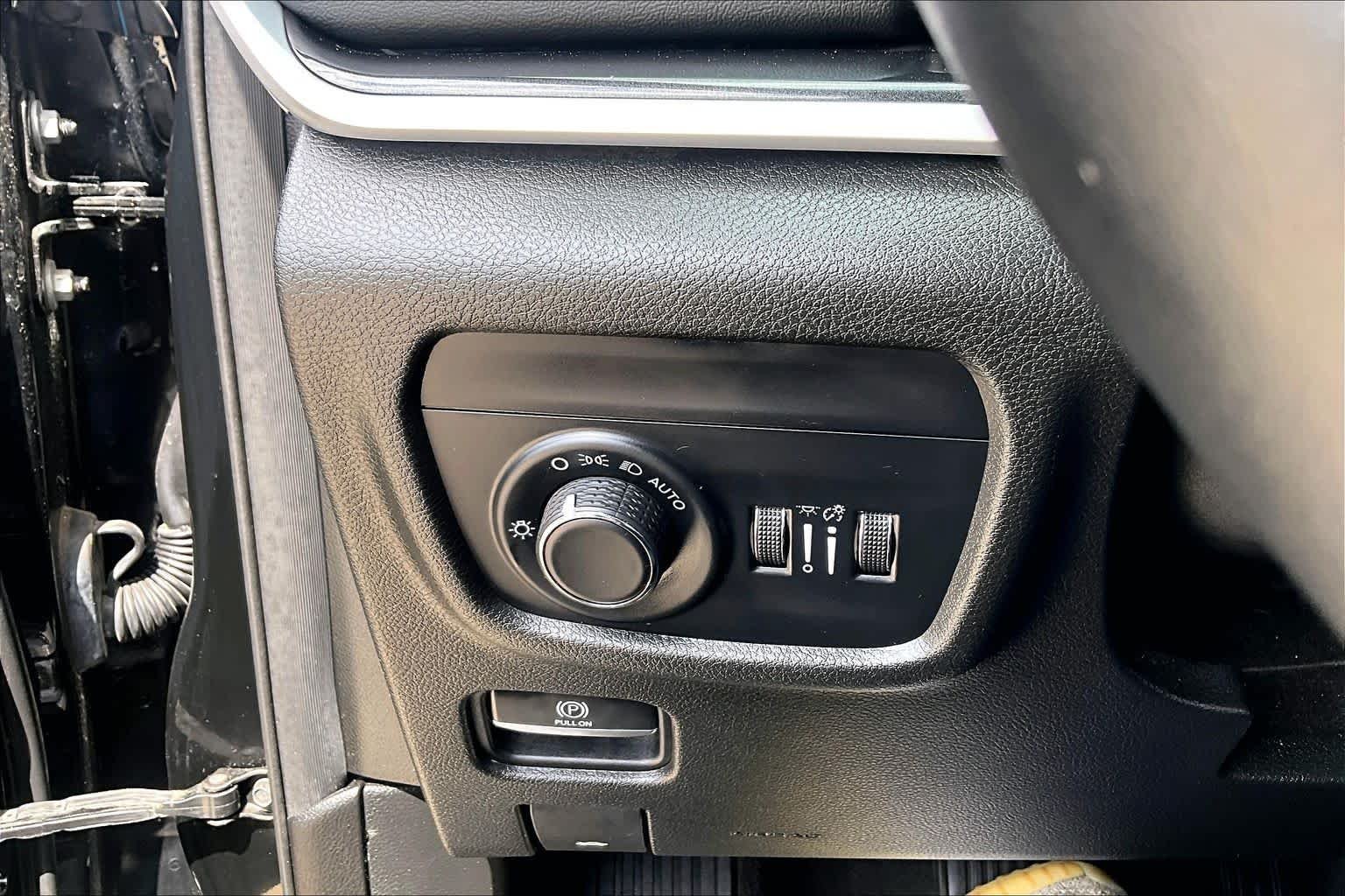 Used 2022 Diamond Black Crystal Pearlcoat Jeep Laredo image 36