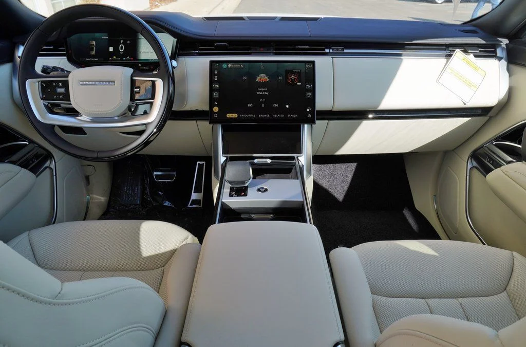 New 2026 Ostuni Pearl White Land Rover SE image 10