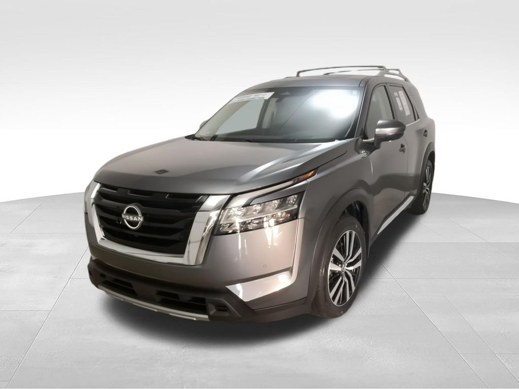 Used 2024 Gray Nissan Platinum image 4