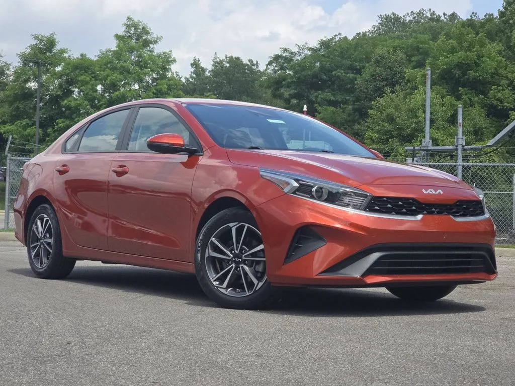 Used 2023 Red Kia LXS image 2