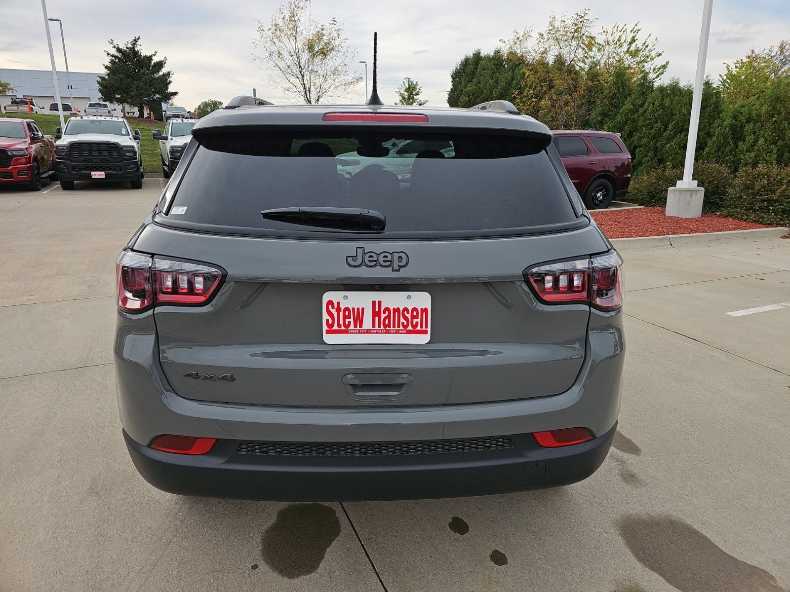 New 2027 Sting-Gray Clearcoat Jeep Latitude Altitude image 4